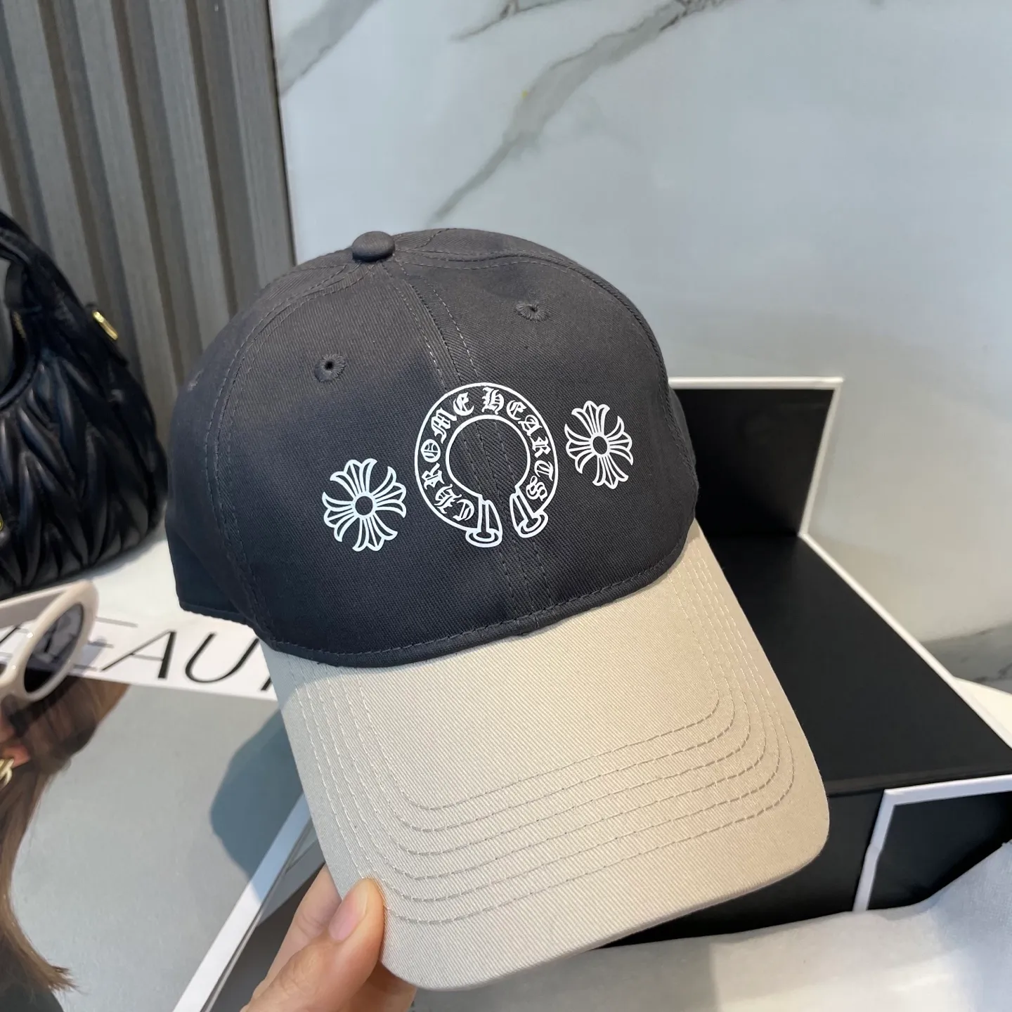 P60 Crow Heart 🆕🆕New color-blocked baseball cap, personalized and fashionable classic cross logo, casual with a cool feeling, unisex style, same style for men and women! Very easy to match! Head circumference: 56-58cm is available